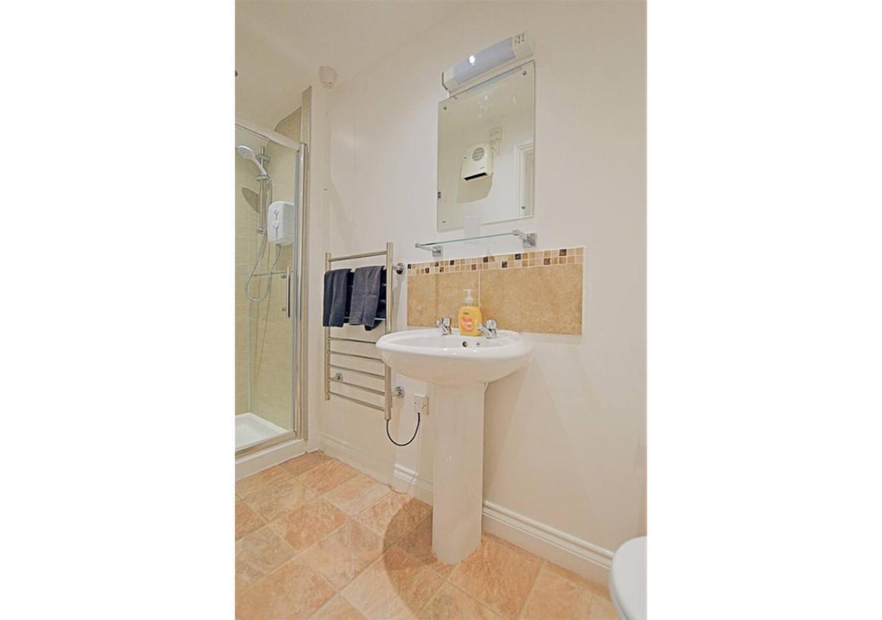 Lisburne Palms Lovely, Spacious 2-bed Flat Near Harbour *