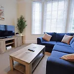 Lisburne Palms Lovely, Spacious 2-Bed Flat Near Torquay Harbour